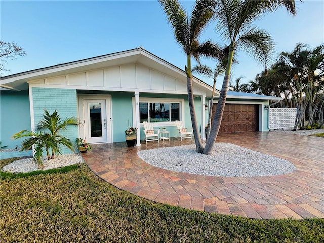 view of front facade featuring a porch and a garage