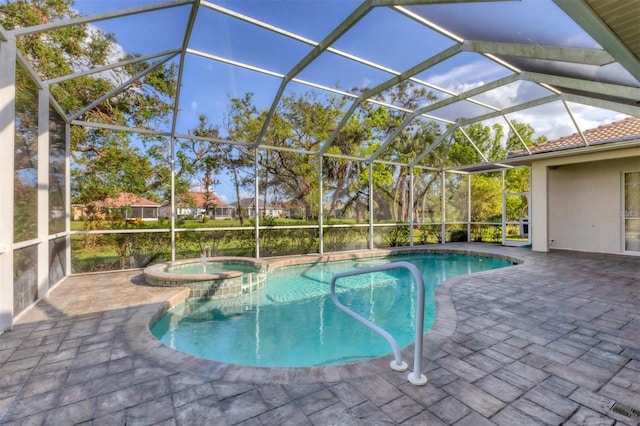 view of pool with an in ground hot tub, a patio area, and a lanai