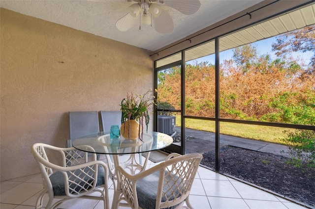 sunroom with ceiling fan