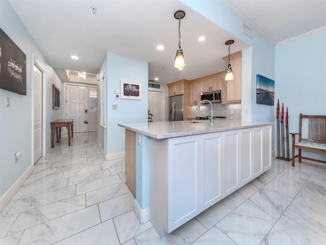 kitchen featuring sink, hanging light fixtures, stainless steel appliances, kitchen peninsula, and light brown cabinets