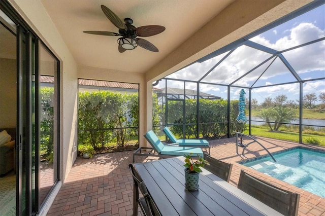 sunroom / solarium with ceiling fan