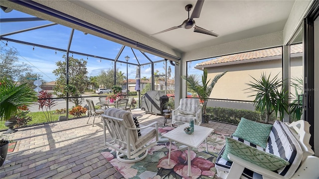 sunroom with ceiling fan