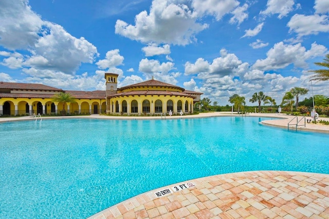 view of swimming pool