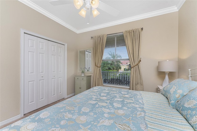 bedroom with a closet, ceiling fan, and crown molding