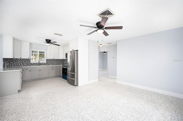 kitchen with stainless steel appliances, decorative backsplash, sink, gray cabinets, and ceiling fan