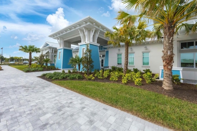 view of front of house featuring a front yard