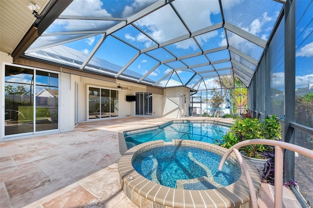 1219 Nantucket Rd, Venice, FL 34293 - view of swimming pool featuring a pool with connected hot tub, a patio, ceiling fan, and a lanai