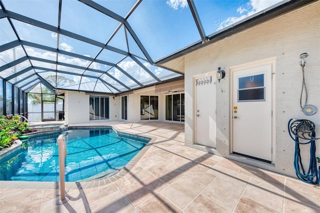 1219 Nantucket Rd, Venice, FL 34293 - view of swimming pool featuring a patio area, a lanai, and a pool with connected hot tub