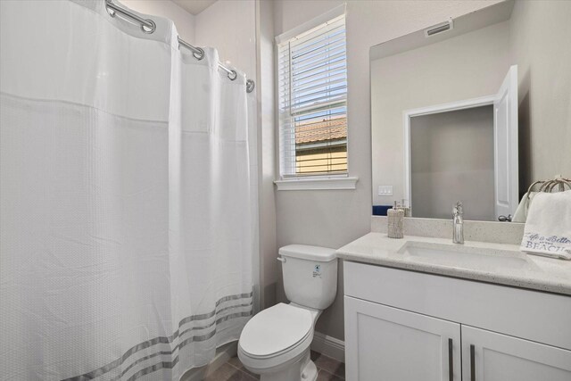11925 Bohemian Pl, Venice, FL 34293 - bathroom featuring vanity, toilet, baseboards, and curtained shower