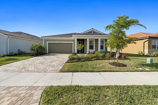 view of front of home featuring a front lawn and a garage