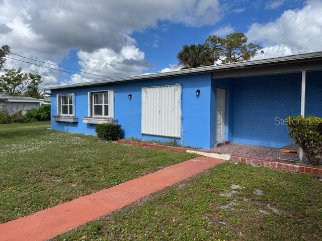 view of front of home featuring a front lawn