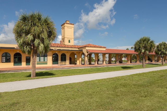 view of property's community featuring a lawn