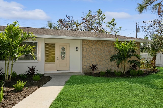 view of front facade featuring a front yard