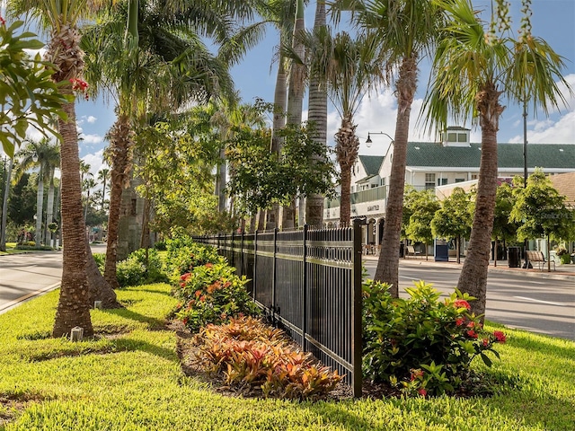 view of property's community featuring a lawn