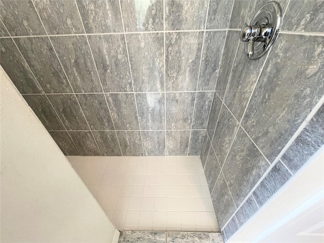 bathroom featuring a tile shower