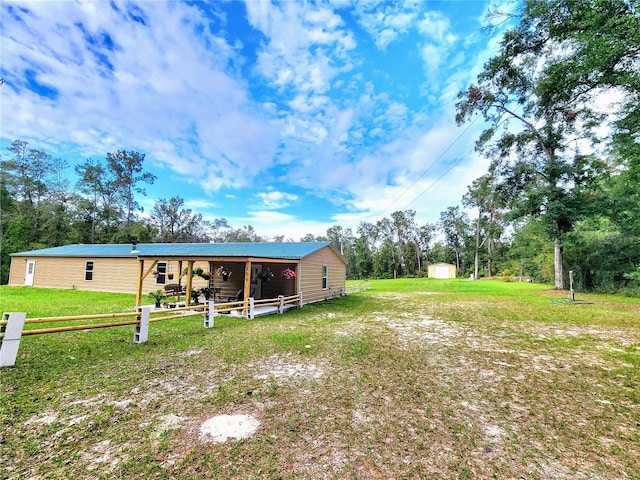 view of yard featuring a storage shed