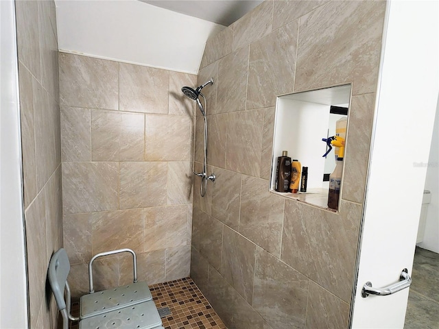 bathroom featuring a tile shower