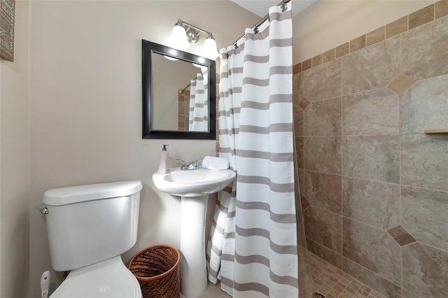 bathroom featuring curtained shower and toilet