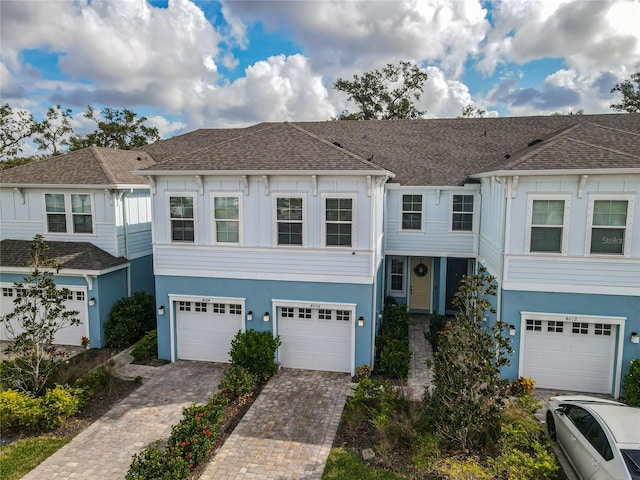 4008 Via Sienna Cir, Sarasota, FL 34243 - view of property with stucco siding, an attached garage, driveway, and a shingled roof