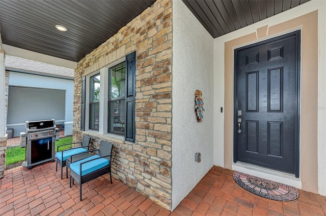 property entrance with covered porch