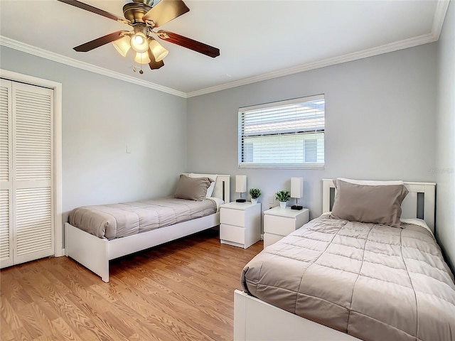 bedroom with light wood-type flooring, ceiling fan, and ornamental molding