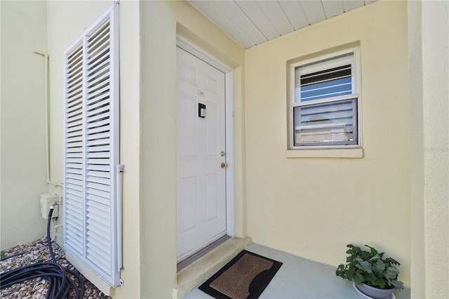 view of exterior entry featuring stucco siding