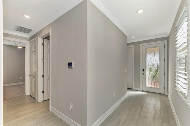 entryway featuring light hardwood / wood-style floors, ceiling fan, and ornamental molding