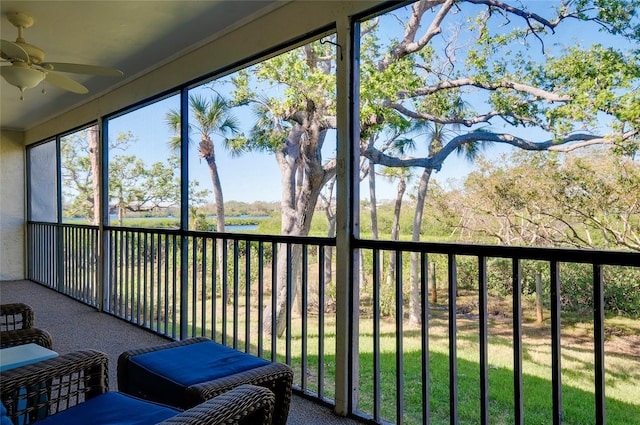 sunroom with ceiling fan