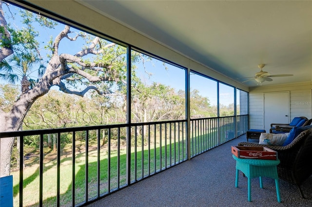 sunroom with ceiling fan