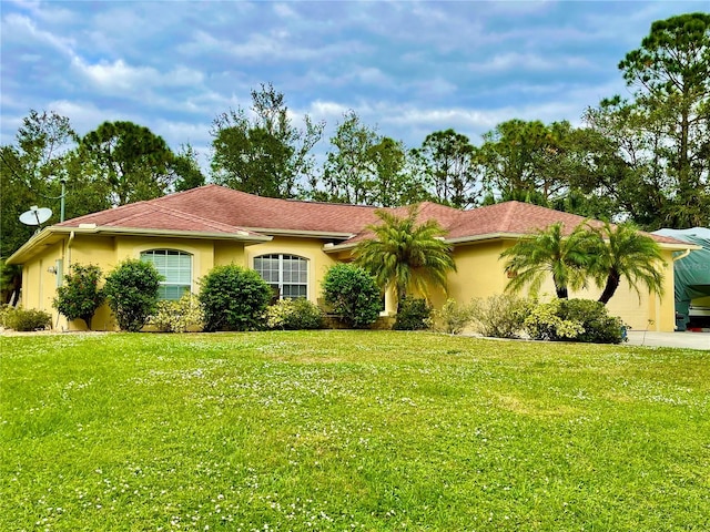 view of front of home featuring a front yard