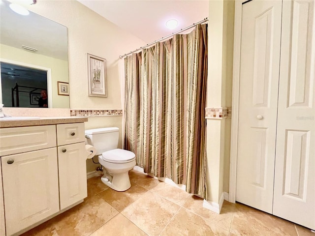 bathroom featuring a shower with curtain, vanity, and toilet