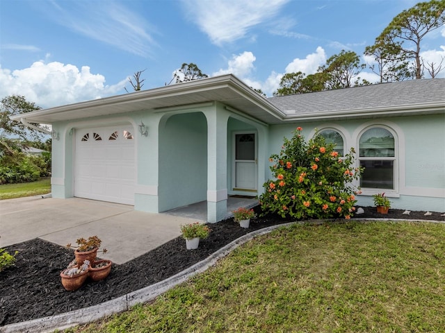 view of front facade featuring a front yard and a garage