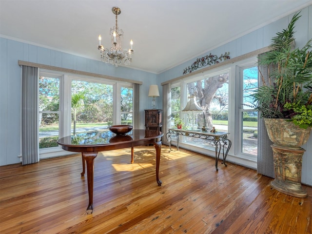 dining room featuring light hardwood / wood-style floors, a notable chandelier, and ornamental molding