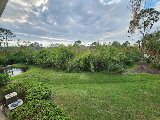 view of yard featuring a water view