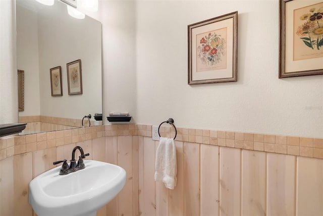 bathroom featuring sink