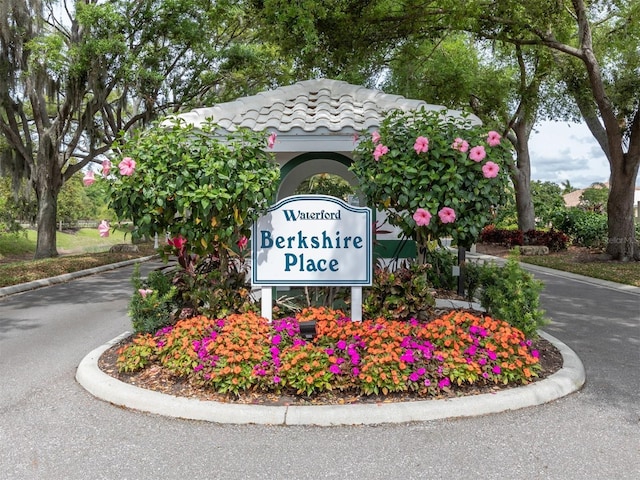 view of community / neighborhood sign