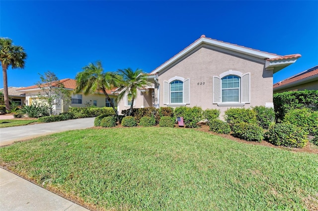 view of front of home featuring a front lawn