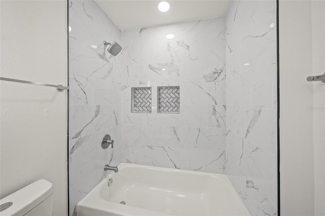 bathroom with tiled shower / bath and toilet