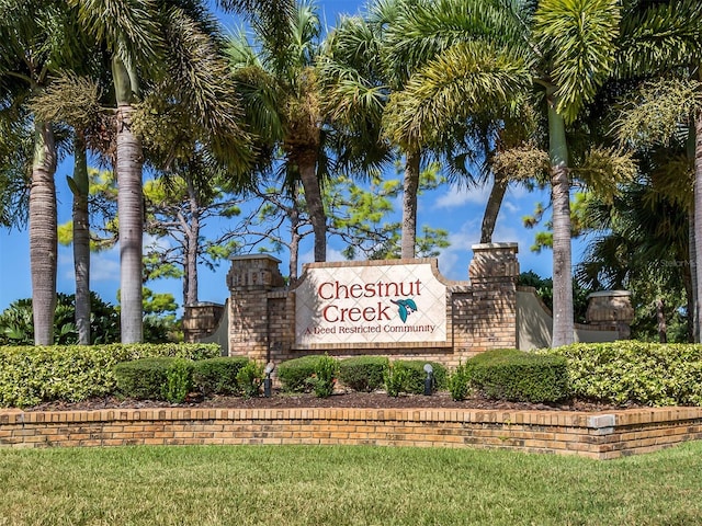 community / neighborhood sign featuring a yard