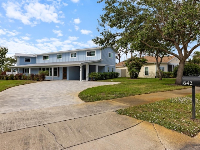 view of front of house featuring a carport and a front lawn