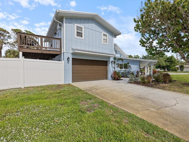 view of front facade featuring a front yard and a garage