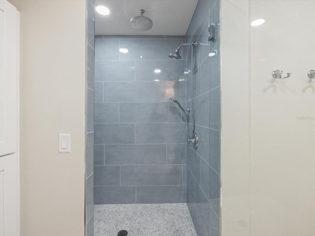 bathroom featuring a tile shower