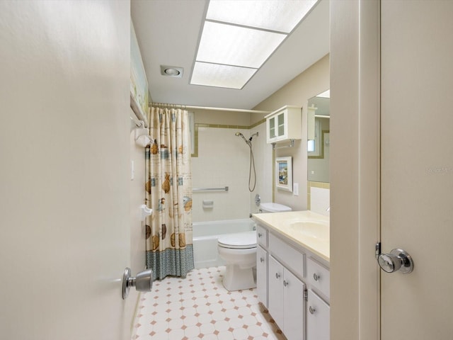 full bathroom with shower / tub combo with curtain, vanity, and toilet