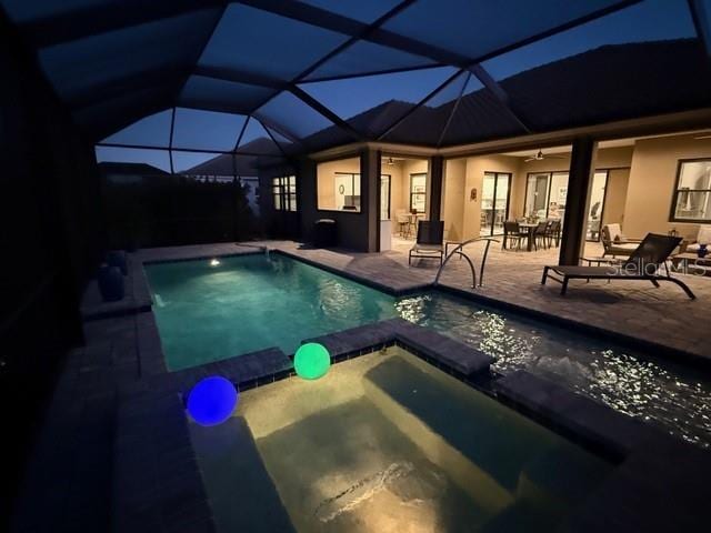 view of swimming pool with an in ground hot tub, a patio area, ceiling fan, and a lanai