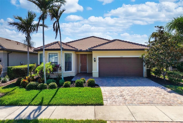 view of front of house featuring a front yard and a garage