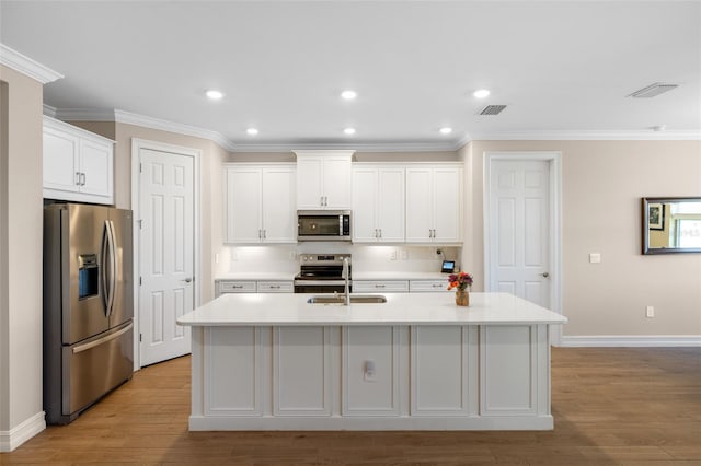 660 Ravello Blvd, Nokomis, FL 34275 - kitchen featuring appliances with stainless steel finishes, a sink, crown molding, baseboards, and light wood finished floors
