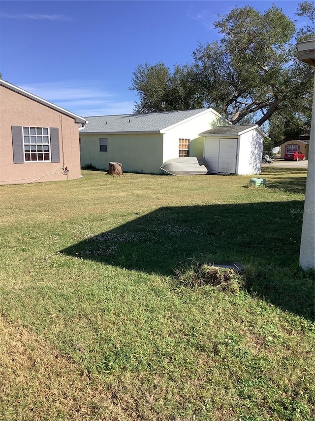 view of yard featuring a storage unit