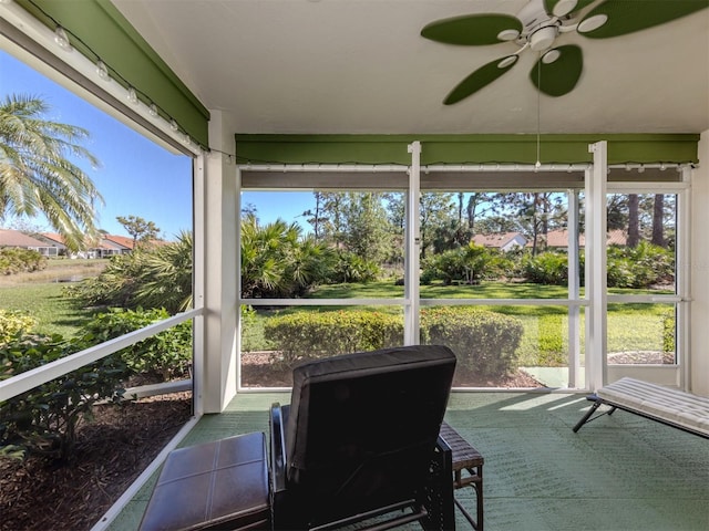 sunroom with ceiling fan