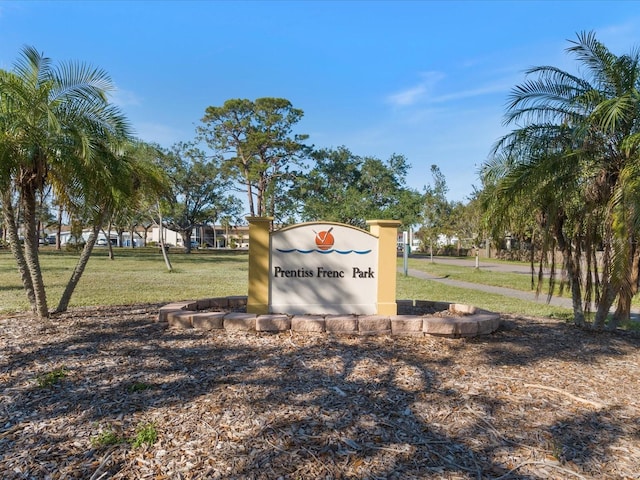 community / neighborhood sign featuring a yard