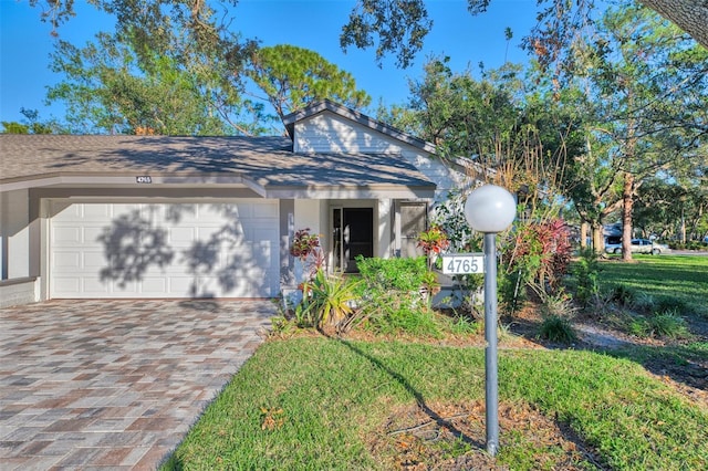 view of front of home featuring a front yard and a garage